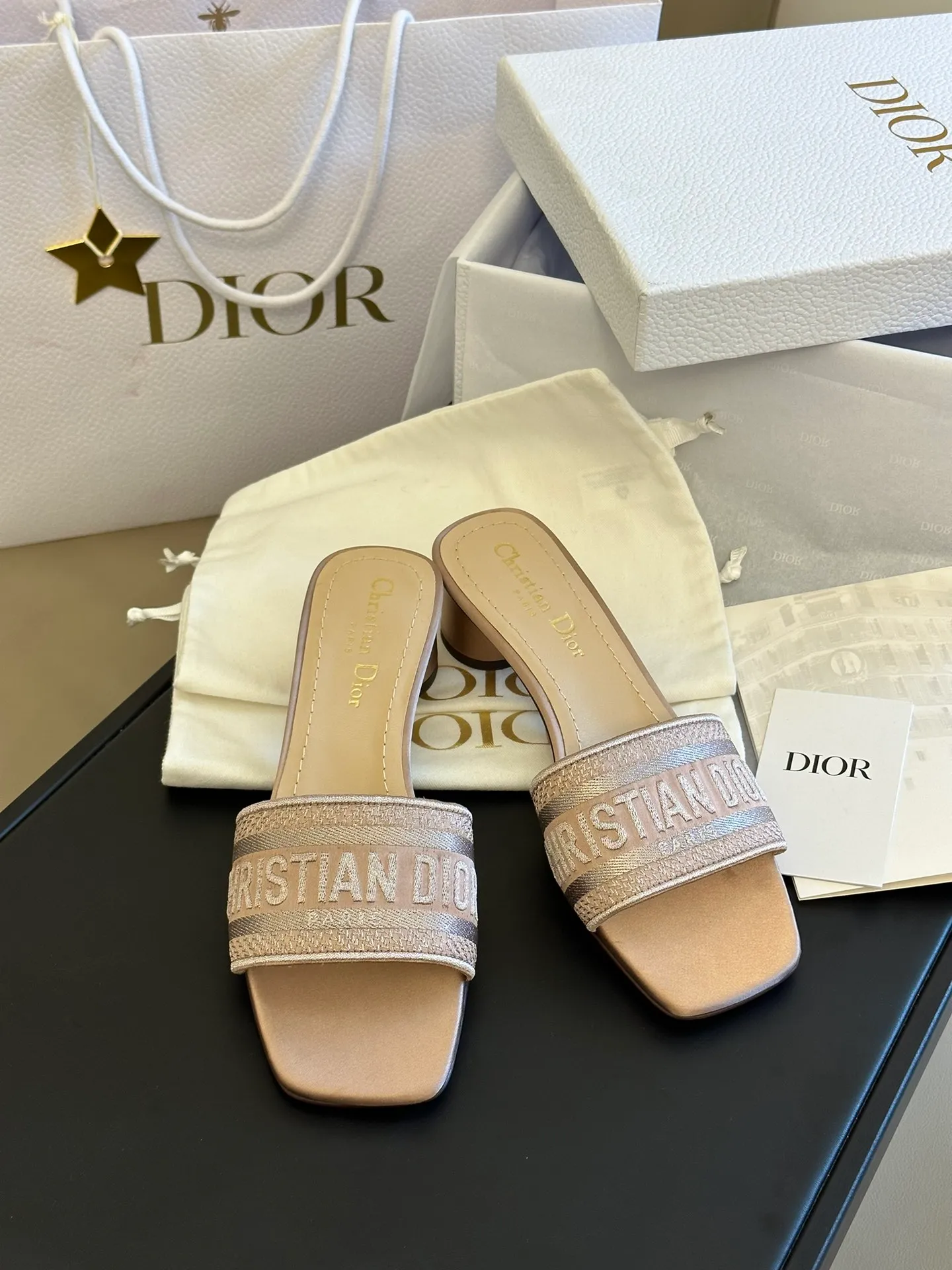 👟👟Ex-factory price 440👟👟 Dior • Dior 2025 DWAY spring and summer new one-word embroidered slippers version CD letter logo three-dimensional embroidered cylindrical heel sandals Square toe thick heel jelly color open-toe slippers Upper: Original consistent high-temperature water-soluble cotton electro-embroidery technology silk fabric Lining: Water-dyed sheepskin lining Outsole: Italian leather outsole Heel height: 3.5CM Number of yards: 35-40